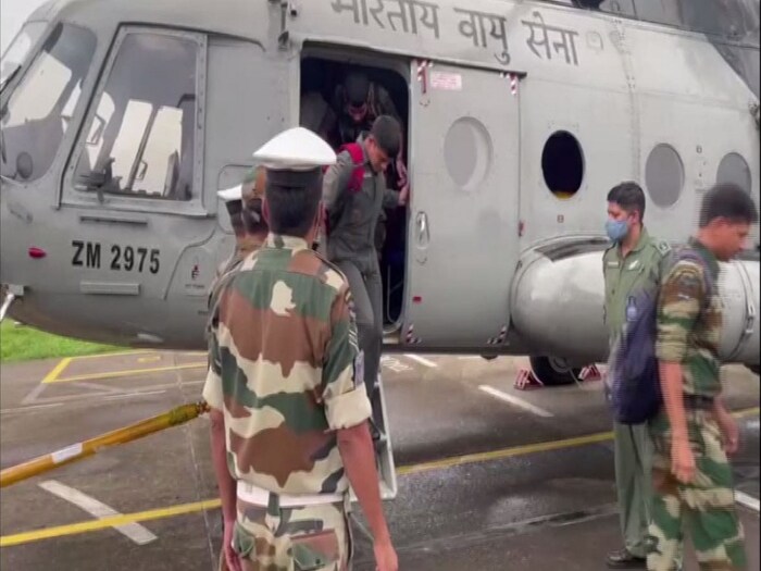 पुरामुळे अनेक गाड्या मधोमध अडकल्या होत्या. प्रवाशांना बाहेर काढण्यासाठी हवाई दलाची मदत घ्यावी लागली. मदत आणि बचावकार्यात लष्करही तैनात करण्यात आलं आहे.