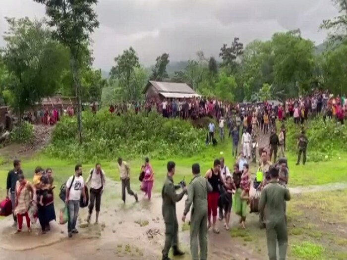 पुरामुळे अनेक गाड्या रस्त्यातच अडकल्या होत्या. प्रवाशांना बाहेर काढण्यासाठी हवाई दलाची मदत घ्यावी लागली. मदत आणि बचावकार्यात लष्करही तैनात करण्यात आलं आहे.