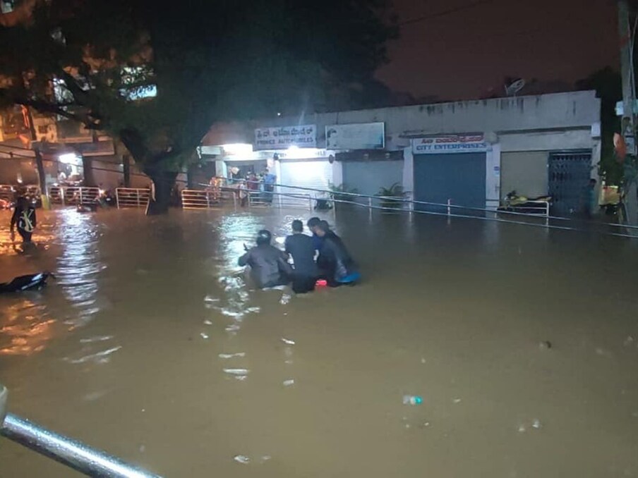 लोकांनी सोशल मीडियावर टाकलेल्या व्हिडीओ आणि फोटोंमध्ये परिस्थितीचं गांभीर्य स्पष्टपणे दिसून येत आहे. एक व्हिडिओत मर्सिडीज अर्धी पाण्यात बुडलेली दिसत असून तिची दोन चाके उचलली गेली आहेत. अनेक ठिकाणी कार, बस आणि इतर वाहनं पाण्यात बुडाली. पाणी साचल्यानं अनेक भागात वाहतूक कोंडी झाली होती.