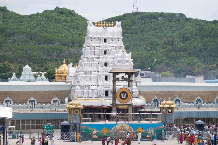 तेलंगणा टुडेच्या वृत्तानुसार, सातव्या निजामाने स्वातंत्र्यापूर्वी तिरुपती येथील प्रसिद्ध तिरुमला बालाजी मंदिरासाठी 8000 रुपये दान केले होते. विकिपीडियानेही याचा उल्लेख केला आहे. भगवान विष्णूचे प्रसिद्ध व्यंकटेश्वर मंदिर देशातील सर्वात श्रीमंत मंदिरांमध्ये गणले जाते. मौल्यवान दागिन्यांपासून ते मोठ्या रकमेपर्यंत लोक येथे मोठ्या प्रमाणावर अर्पण करतात. एकेकाळी हे मंदिर हैदराबाद संस्थानात होते.