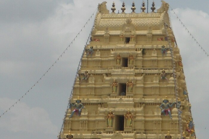दक्षिण भारतातील प्रसिद्ध मंदिर म्हणजे श्री सीता रामचंद्र स्वामी मंदिर, जे परमेश्वराला समर्पित आहे. हे भद्राचलममध्ये गोदावरी नदीच्या काठी वसलेले आहे. त्याला दक्षिण अयोध्या म्हणूनही ओळखले जाते. या भव्य मंदिरासाठी निजामाने 29,999 रुपयांची देणगी दिली.