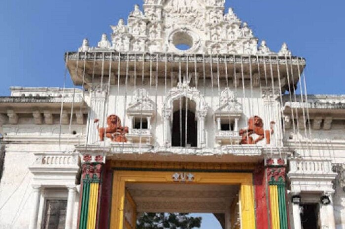 हे हैदराबादच्या सर्वात जुन्या मंदिरांपैकी एक आहे, सीताराम बाग मंदिर, हे हैदराबादच्या मंगलहाटमध्ये 25 एकर परिसरात बांधले गेले आहे. आता ते हेरिटेज दर्जात येऊ लागले आहे. काही दशकांपूर्वी या मंदिराची अवस्था वाईट होती. त्यात मोठ्या नूतनीकरणाची गरज होती. त्यानंतर ही बाब निजामासमोर आली. तेव्हा निजामाने त्याच्या पुनर्बांधणीसाठी 50,000 रुपये दिले होते. आजही मंदिराच्या नोंदींमध्ये त्याचा उल्लेख आहे.