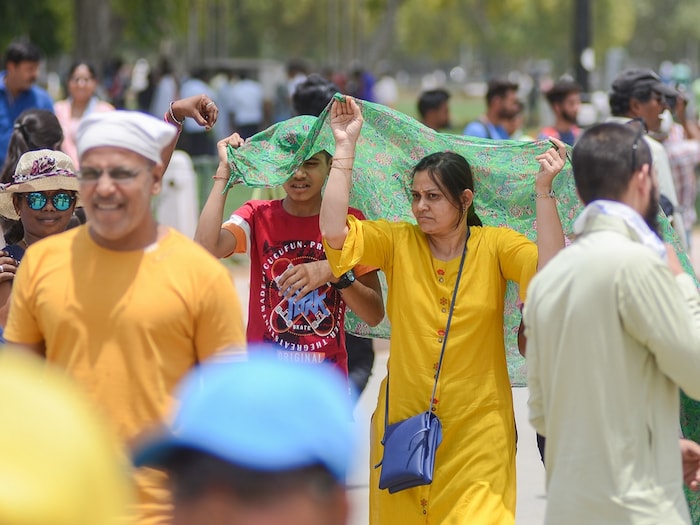 जागतिक तापमानवाढीच्या वाढत्या प्रभावाचे प्रमाण जगातील हवामान बदलांवर (Extreme Weather Changes) अनेक दशकांपासून वाढत आहे. परंतु, हवामानातील बदल हा एखाद्या विशिष्ट घटनेला किती प्रमाणात कारणीभूत ठरू शकतो यासारख्या प्रश्नांची उत्तरे शास्त्रज्ञ देऊ शकतील असे अलीकडेच शक्य झाले आहे. पूर्वी, बहुतेक शास्त्रज्ञ म्हणायचे की असामान्य तीव्र वादळे, पूर किंवा उष्णतेच्या लाटा ग्लोबल वार्मिंगच्या सामान्य अंदाजांशी जुळतात. त्याच वेळी, बातम्यांमध्ये हवामानाच्या घटना आणि आपत्तींच्या बाबतीत, केवळ वाढत्या तापमानाचा उल्लेख केला गेला आहे त्यामागे हवामान बदलाचे घटक योग्यरित्या समाविष्ट केलेले नाहीत. (प्रतिकात्मक फोटो: नवीन मॅकर शटरस्टॉक)