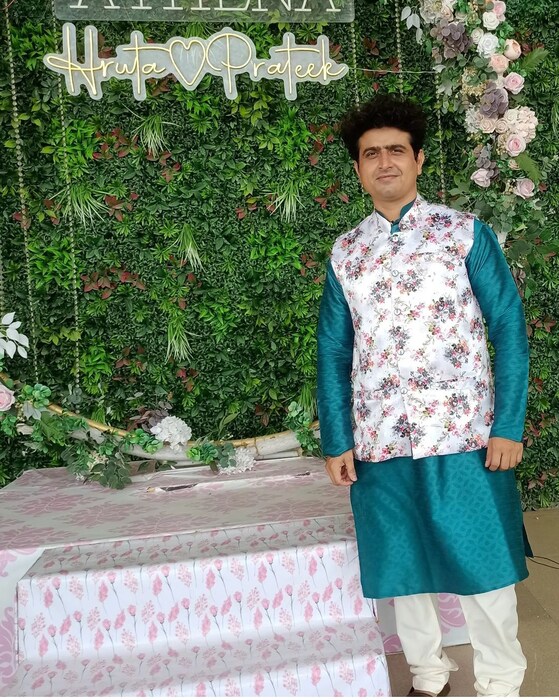 या लग्नाला हृताच्या 'दादा एक गुड न्यूज आहे' नाटकाचे सहकलाकार आणि निर्माती उमेश कामत आणि प्रिया बापट उपस्थित होते. शिवाय मन उडू उडू झालं मालिकेचे कलाकारसुद्धा उपस्थित होते. 
