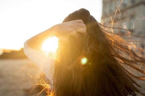 Hair care tips: उन्हाळ्यात केस खराब होण्यापासून वाचवायचे असतील तर थेट सूर्य किरणांपासून केसांचे संरक्षण करणे आवश्यक आहे. उन्हाळ्यात केस निरोगी ठेवण्यासाठी कोणत्‍या टिप्स महत्त्वाच्या आहेत त्याविषयी जाणून घेऊया.