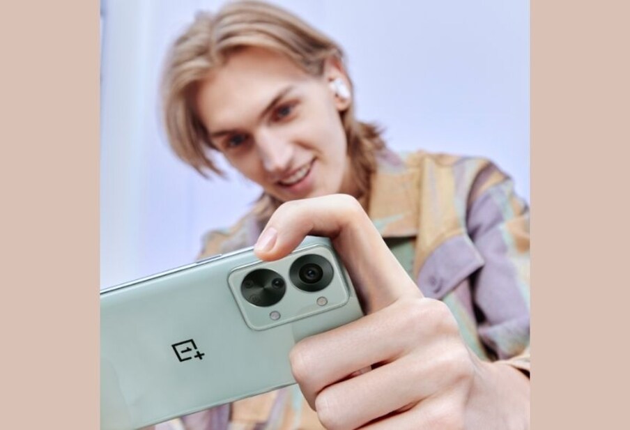 OnePlus Nord 2T मध्ये 6.43-इंचाचा AMOLED डिस्प्ले आहे. स्क्रीनचा रिफ्रेश रेट 90Hz आहे. डिस्प्ले HDR10, HDR10+ सह Widevine L1 सपोर्ट देण्यात आला आहे. कॉर्निंग गोरिल्ला गॅल्स 5 ला फ्रंटमध्ये सुरक्षिततेसाठी सपोर्ट करण्यात आला आहे.