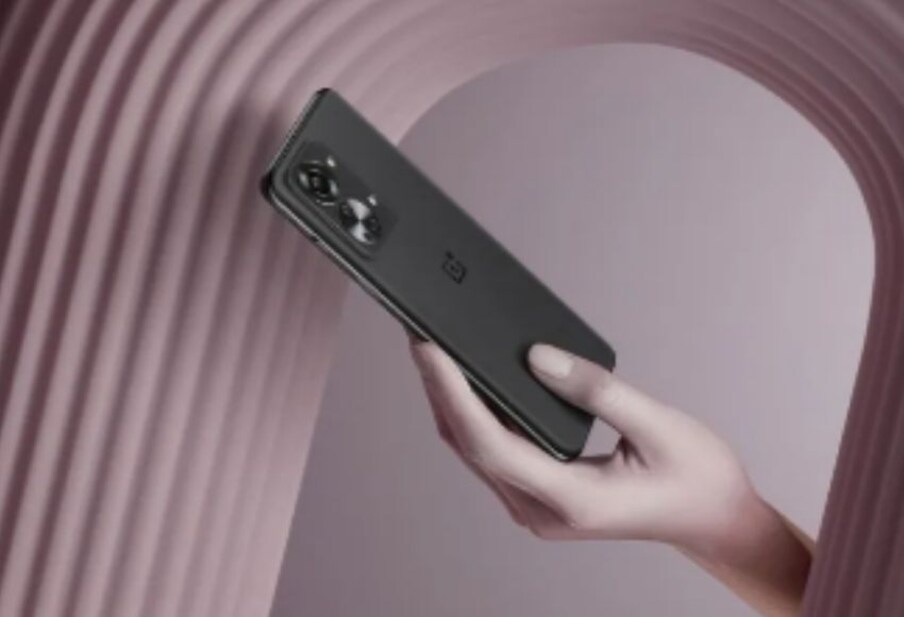 OnePlus Nord 2T 5G स्मार्टफोनची सुरुवातीची किंमत 369 युरो (सुमारे 30,265 रुपये) आहे. 12GB रॅम आणि 256GB स्टोरेज असलेल्या फोनची किंमत 469 युरो (सुमारे 38,456 रुपये) आहे. हा फोन ग्रे शॅडो आणि जेड फॉग या दोन रंगांमध्ये सादर करण्यात आला आहे.