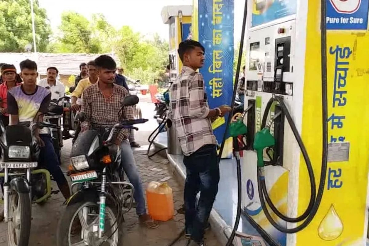 कुठे स्वस्त तर कुठे महाग झालं पेट्रोल-डिझेल, आताच चेक करा तुमच्या शहरातील दर कुठे स्वस्त तर कुठे महाग झालं पेट्रोल-डिझेल, आताच चेक करा तुमच्या शहरातील दर
