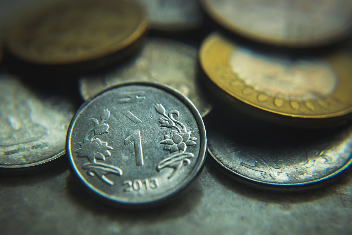 आर्थिक तंगी नाही होणार, कुटुंबाच्या सुख-समृद्धीसाठी 1 रुपयाच्या नाण्याचा असा करतात उपयोग