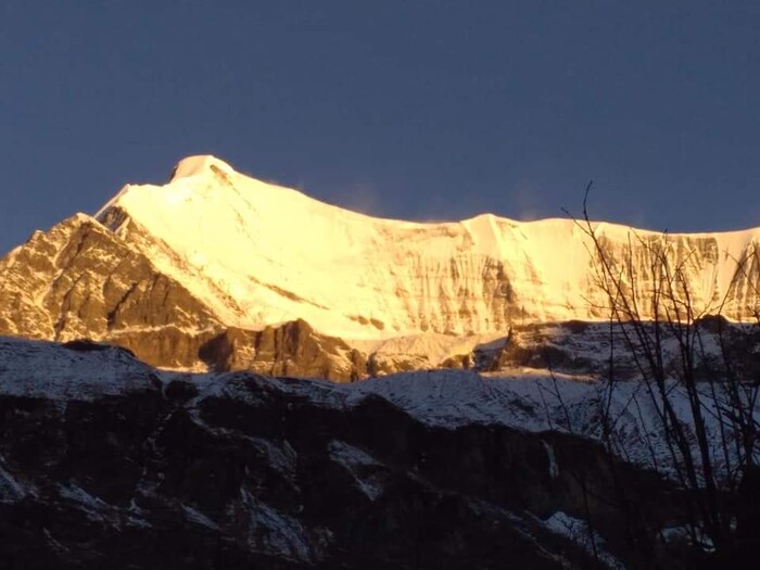 कुमाऊं आणि नागा रेजिमेंटच्या सैनिकांनी बागेश्वरच्या सुंदरदुंगा हिमनदीच्या दुर्गाकोट पर्वतावर यशस्वी चढाई केली आहे. सैनिकांनी पर्वताच्या माथ्यावर जाऊन तिरंगा आणि लष्कराचा झेंडा फडकावून मोहीम यशस्वी केली. प्रथमच भारतीय लष्कराच्या पथकाने हे शिखर सर केलं आहे. इथली चढण खूप अवघड आहे. येथील हिमनद्या सूर्याच्या पहिल्या किरणांनी चमकतात.