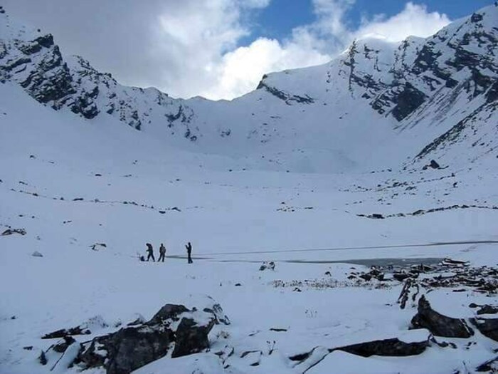 कुमाऊं आणि नागा रेजिमेंटच्या सैनिकांची तुकडी 9 मे रोजी खरकिया येथे पोहोचली होती. संघाची मोहीम 10 मे ते 20 मे पर्यंत चालली. 20 मे रोजी, संघाने दुर्गा कोट पर्वत सर केला. 21 मे रोजी 5800 मीटर उंच दुर्गाकोट शिखर सर करून संघ परतला आहे. सर्व यशस्वी टीम मेंबर्स येथील गावातच थांबले आहेत. इथे दोन दिवसांपासून लष्कराचं आरोग्य शिबिर सुरू करण्यात आलं आहे. या टीमचं नेतृत्व लष्कराचे मेजर अशोक कपूर करत आहेत. या संघात एकूण 30 सदस्य आहेत. ज्यांच्यासोबत स्थानिक गाईड स्वरूप सिंग आणि इतरही जण गिर्यारोहणासाठी गेले होते.