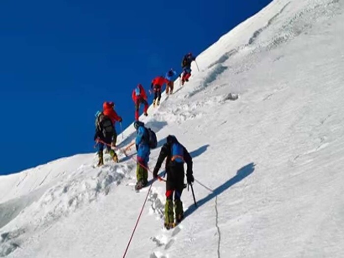 बागेश्वरच्या उत्तरेला असलेल्या कपकोटच्या हिमालयीन प्रदेशात सुंदरदुंगा वसलेलं आहे. सुंदरदुंगा हा पिंडारी आणि काफनी ग्लेशियर ट्रॅकच्या तुलनेत कठीण ट्रॅक मानला जातो. सुमारे चार किमी लांब पसरलेली सुंदरदुंगा हिमनदी अतिशय सुंदर आहे. येथे जाण्यासाठी पर्यटकांना सूर्यास्त होण्यापूर्वी पोहोचावं लागतं. हिमनदीवर पडणारी सूर्याची पहिली किरणं हिमनदीच्या सौंदर्यात भर घालतात. सकाळी 7 वाजून 40 मिनिटांनी पोहोचल्यावर धुकं पडायला सुरुवात होते. त्यामुळे पर्यटकांची निराशा होते.