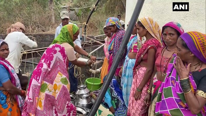 एएनआयच्या वृत्तानुसार, पाण्याच्या संकटामुळे महिलांना पाणी आणण्यासाठी लांबचा प्रवास करावा लागतो आहे.