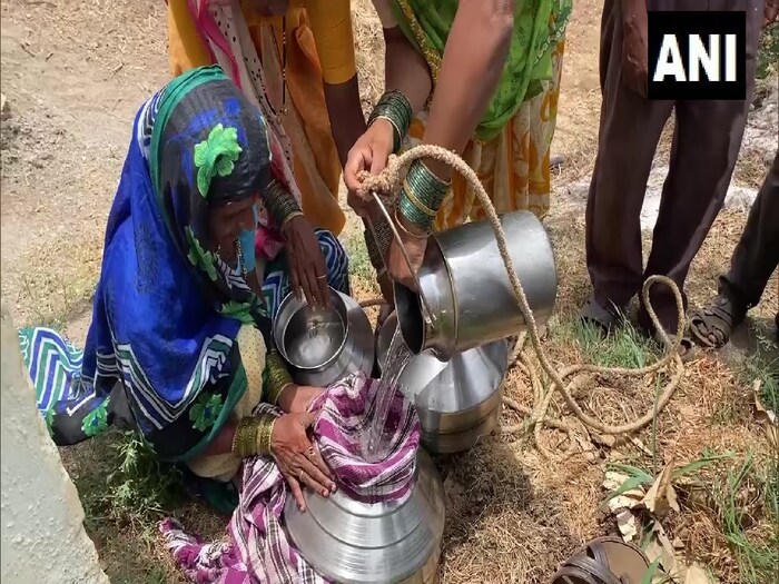 मीडिया रिपोर्ट्सनुसार, नाशिक जिल्ह्यातील हिरिदपाडा गावात जलसंकटामुळे अनेकांनी घरं सोडली आहेत. (सर्व फोटो - ANI)