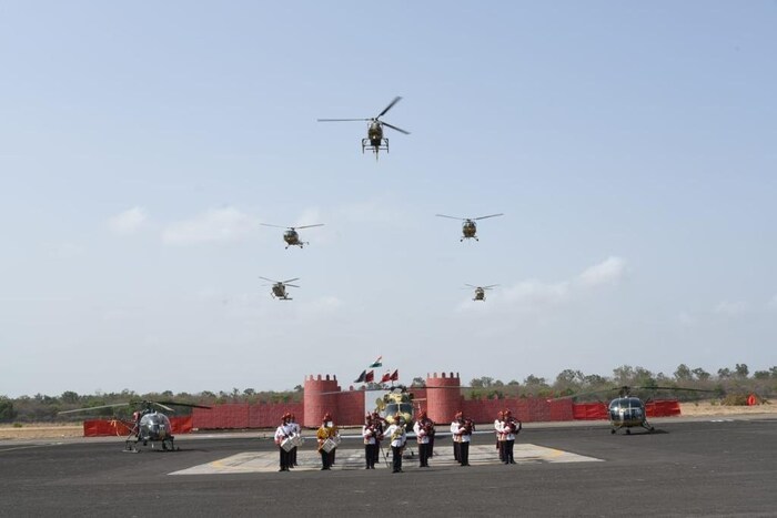 या प्रसंगी लष्करानं ट्विट केलं की, तरुण विमानचालक आता कॉम्बॅट एव्हिएशन स्क्वाड्रनमध्ये आपले पंख पसरवत आहेत.