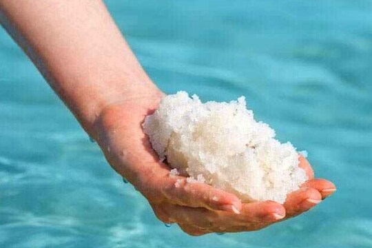 फेस पॅक आणि फेशियल टोनर म्हणून समुद्री मिठाचा असा करा उपयोग, स्कीन होईल ग्लोइंग