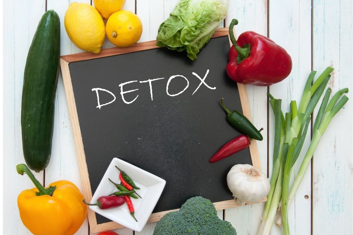 नॅचरल पद्धतीनं बॉडी डिटॉक्स करण्याची ही आहे सर्वात सोपी पद्धत; जाणून घ्या फायदे