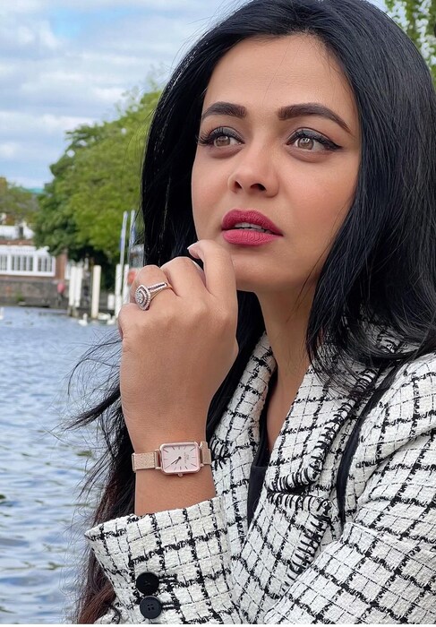 लोकप्रिय अभिनेत्री प्रार्थना बेहेरे नुकतंच आपल्या पतीसोबत लंडन व्हेकेशनवरुन परतली आहे. 