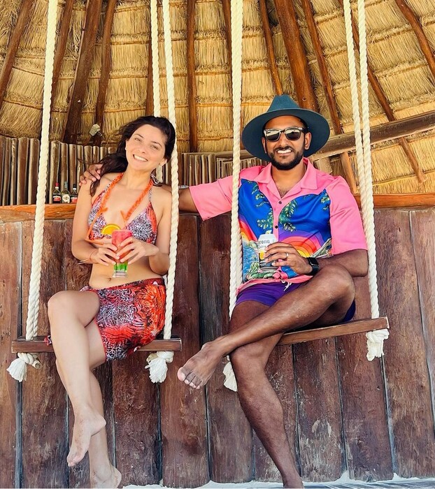 तसेच अभिनेत्री सोनाली कुलकर्णीसुद्धा मेक्सिकोमध्ये आपल्या पतीसोबत व्हेकेशन एन्जॉय करत आहे. 