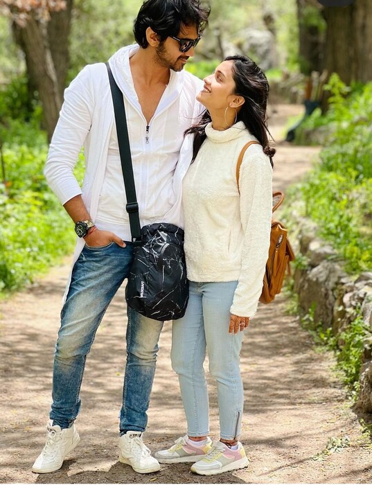 अभिनेत्री हृता दुर्गुळे सध्या आपल्या पतीसोबत इस्तंबूल, टर्कीमध्ये हनिमूनसाठी गेलीय. 