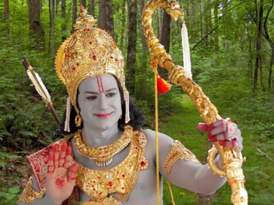 'श्री राम राज्यम' हा बापू दिग्दर्शित आणि वाल्मिकीच्या रामायणावर आधारित चित्रपट 2011 मध्ये आला होता. यामध्ये नंदामुरी बालकृष्ण आणि नयनतारा राम-सीतेच्या मुख्य भूमिकेत दिसले होते. विशेष म्हणजे दिग्दर्शक बापूंचाही हा शेवटचा चित्रपट होता. लंकेतून मायदेशी परतल्यानंतर रामाचे अयोध्येतील राज्य, सीतेपासून वेगळं होणं आणि तिची मुले लव आणि कुश यांचं संगोपन करताना तिचं जंगलातील एकांत जीवन या चित्रपटात चित्रित केलं आहे. या चित्रपटाला अनेक राज्य पुरस्कार मिळाले आहेत.