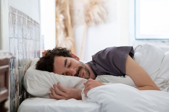 Bruxism: झोपेत लोक दात का बरं चावतात? वैज्ञानिक कारण अनेकांना नाही माहीत