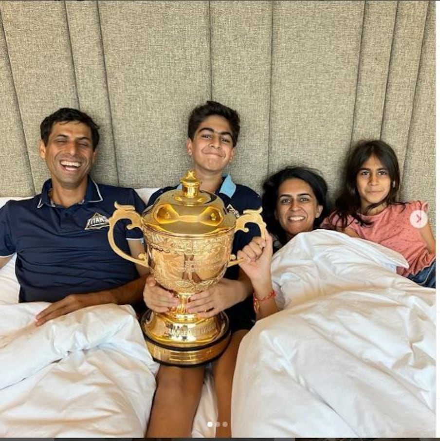 आशिष नेहराची पत्नी रुश्माने शेअर केलेल्या फोटोमध्ये नेहरा आणि रुश्माशिवाय त्यांचा मुलगा आणि मुलगीही आहेत. रुश्मा आणि त्यांच्या मुलाने ट्रॉफी हातात घेतली आहे. या दरम्यान बेडवर पडलेल्या प्रत्येकाच्या चेहऱ्यावर मोठं हास्य आहे. (Photo - Instagram)