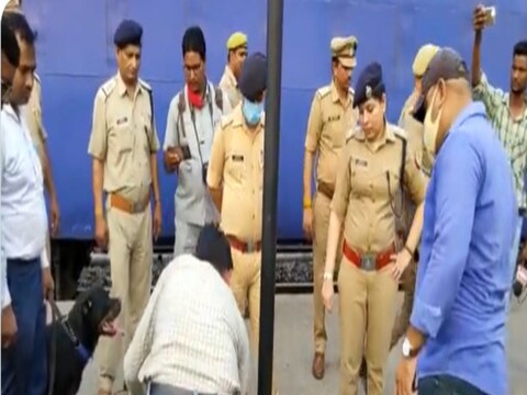 उत्तराखंडमध्ये जैश-ए-मोहम्मदचे (Jaish E Mohammad) पत्र आल्यानंतर लगेचच उत्तर प्रदेशातील मुरादाबाद येथे रेल्वे स्थानक प्रमुखाच्या कार्यालयात एक आल्याने खळबळ उडाली आहे. पत्रात असे लिहिले आहे की, बरेली (Bareillu) आणि मुरादाबाद (Moradabad) परिसरातील काही रेल्वे स्थानकांना बॉम्बने उडवून टाकण्यात येईल.