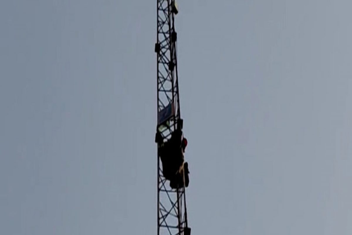 आपल्या मागण्या पूर्ण करण्यासाठी यवतमाळमधील तरुणाचे थेट टॉवरवर चढून आंदोलन