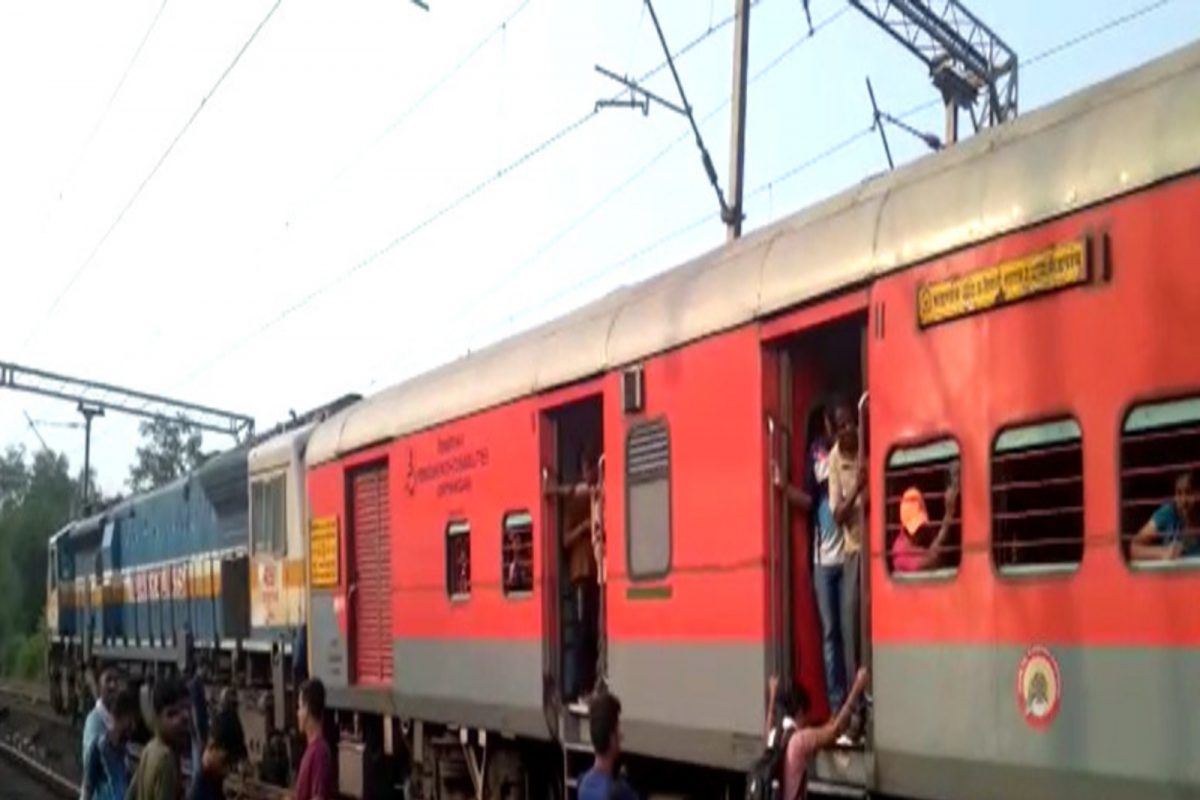 कोकण कन्या एक्सप्रेसच्या इंजिनमध्ये बिघाड; या रेल्वे मार्गावरील वाहतूक विस्कळीत