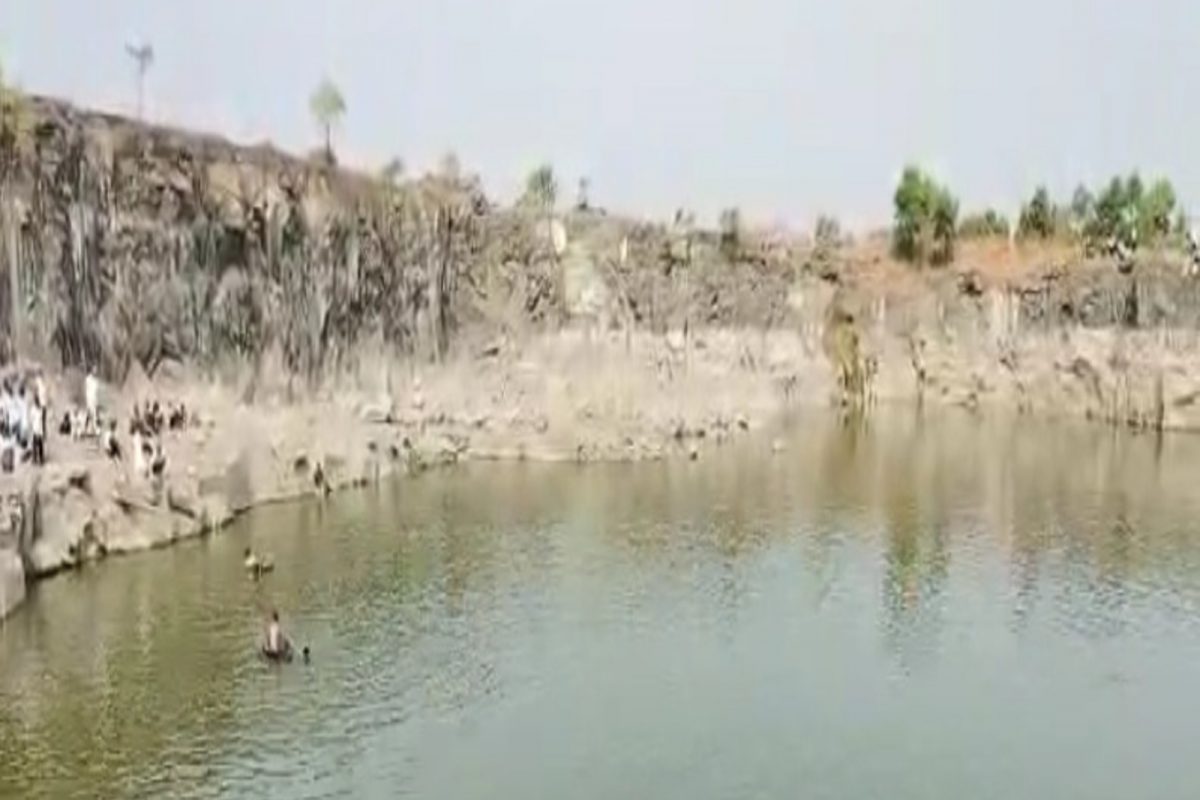 मित्रांसोबत लागलेली पैज अंगलट, युवकाने पोहण्यासाठी पाण्यात उडी मारली, पण...