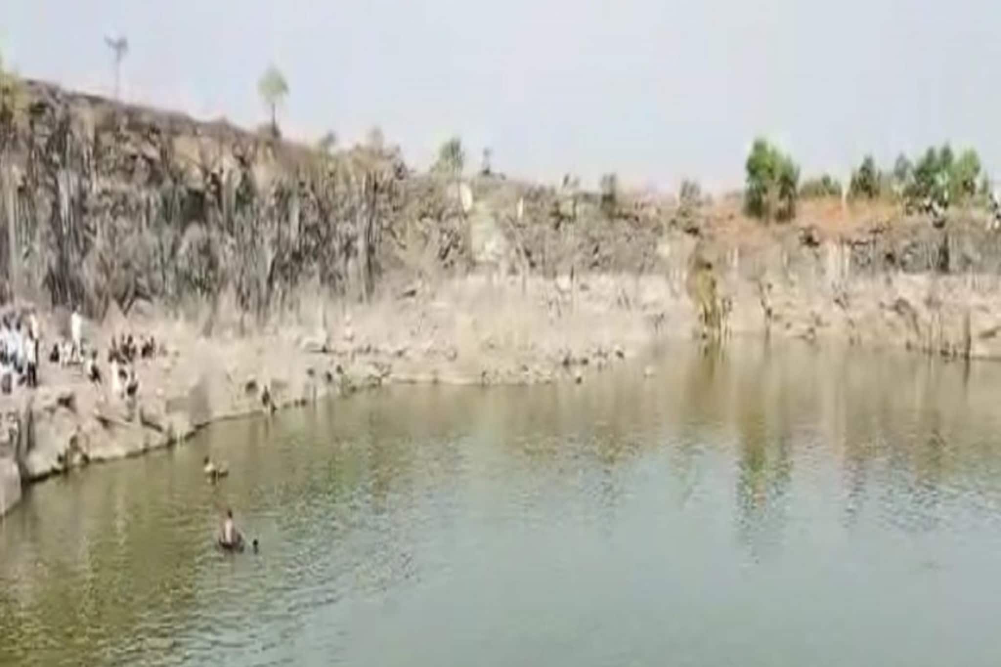 पोहायला गेलेला तरुणासोबत पाहा काय घडलं?; मित्रांसोबत लावली होती पैज