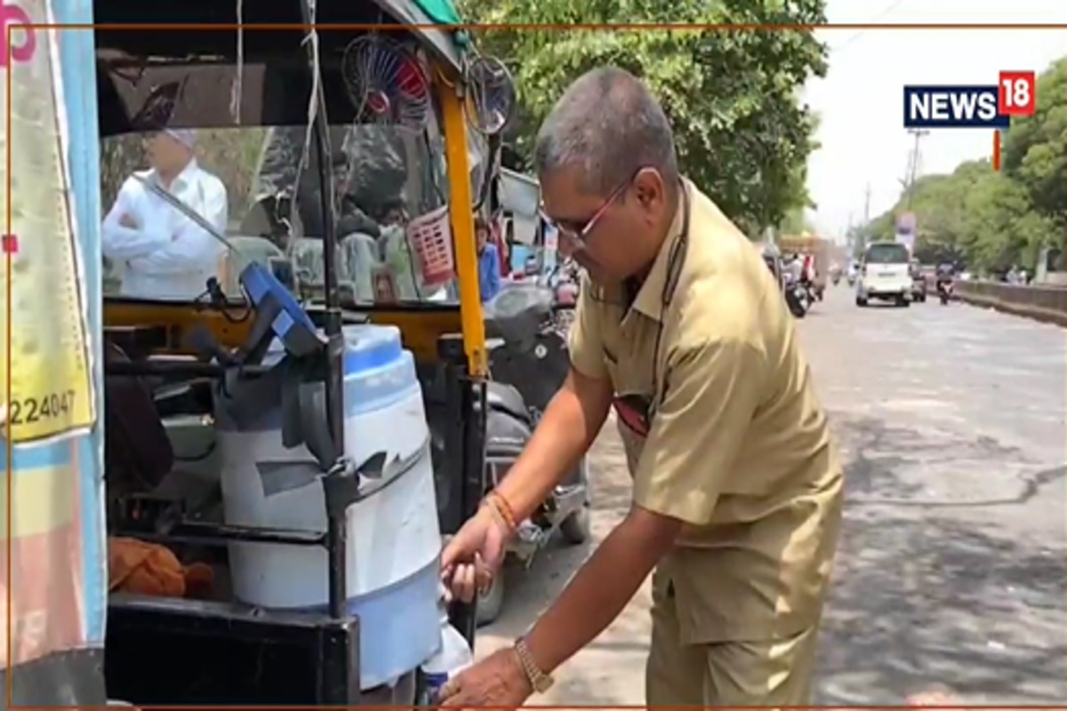 Positive Story : तहानलेल्यांना देतोय 'हा' रिक्षाचालक निःस्वार्थ सेवा; न थकता, न दमता मागच्या तीन वर्षांपासून सुरुय हे काम