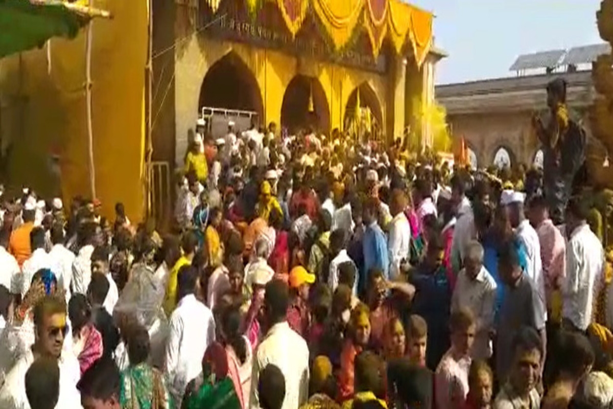 Somavati Amavasya Jejuri : जेजुरी गडावर सोमवतीची अलोट गर्दी, गडावरून निघतेय पालखी, पाहा VIDEO