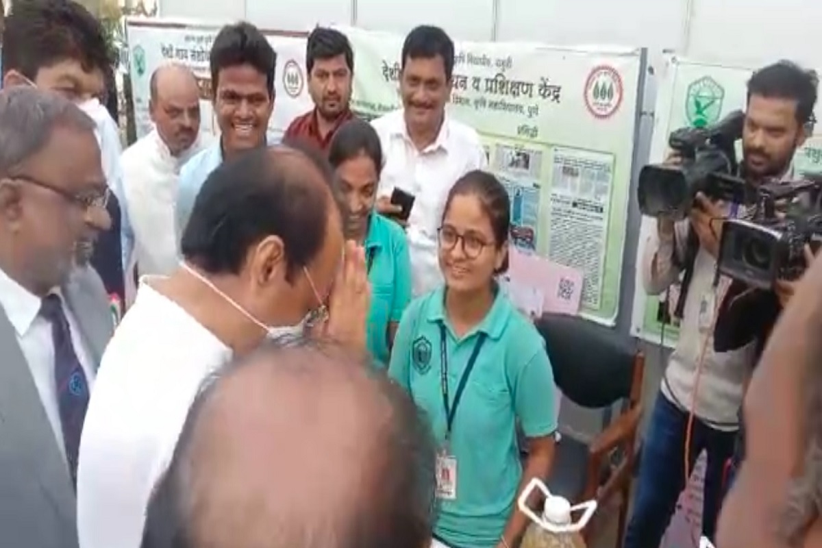 पुणे : विद्यार्थीनीचे गुण ऐकून अजित पवारांनी अक्षरश: जोडले हात, पाहा VIDEO