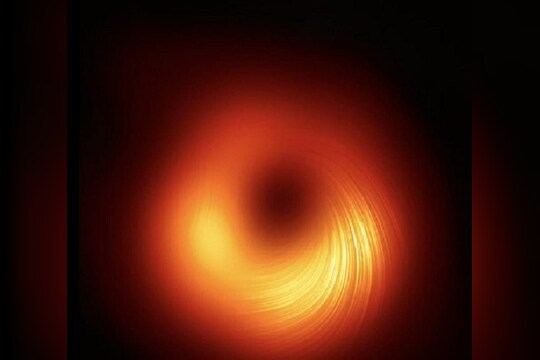 सगळीकडे व्हायरल होणाऱ्या Black Hole च्या फोटोमागचं सत्य माहितीय का?