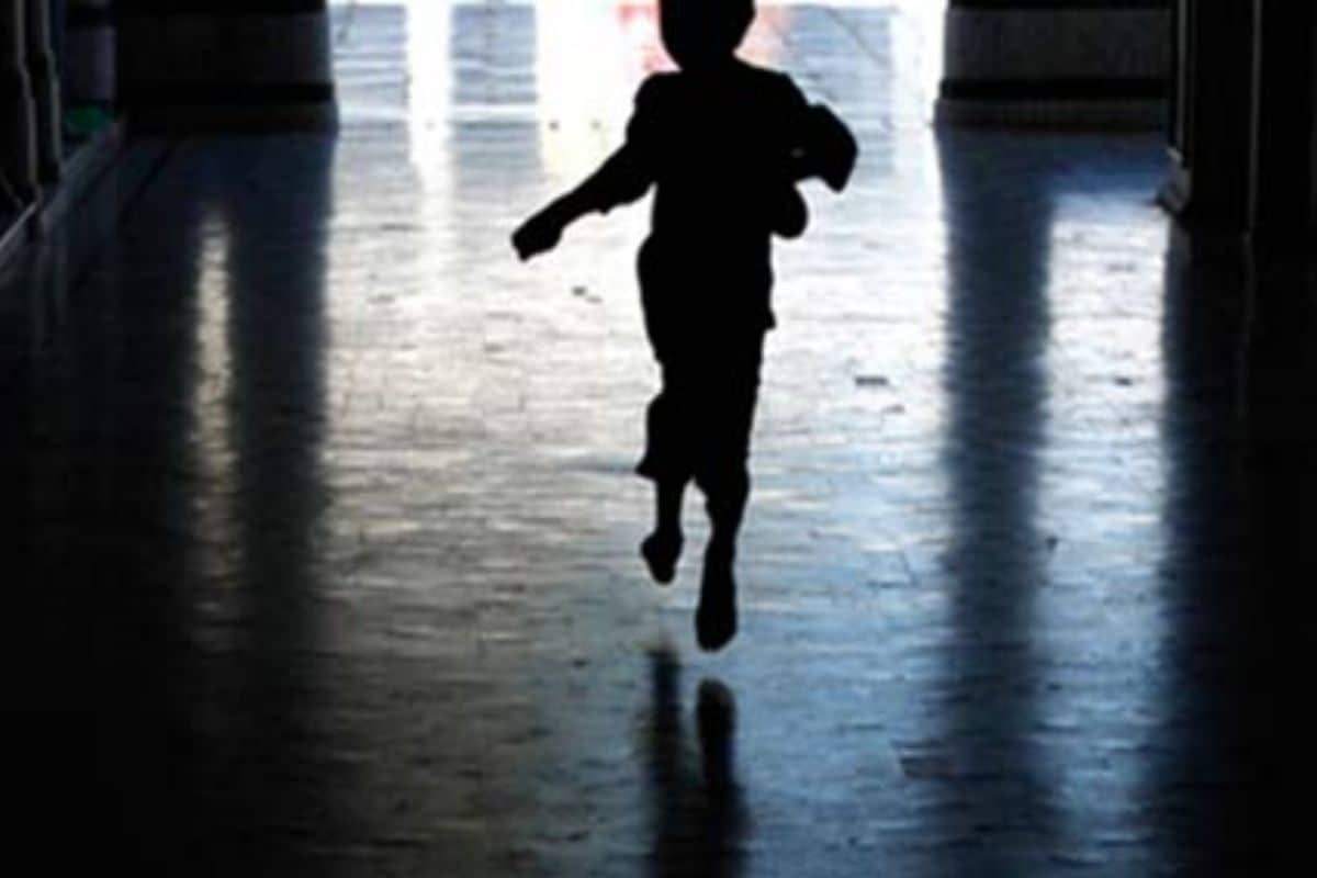 होमवर्क केला नाही म्हणून पाच वर्षाच्या मुलीसोबत आईने केलं 'हे' धक्कादायक कृत्य