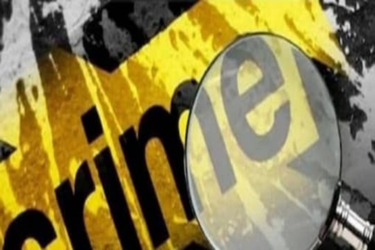 पतीने घेतला पत्नीच्या चारित्र्यावर संशय, मुलाने वडिलांची बाजू घेत आईवर झाडली गोळी