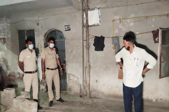 घरातच संपवलं आयुष्य, आईसह दोन लेकींची आत्महत्या, खोलीत सापडली सुसाईड नोट