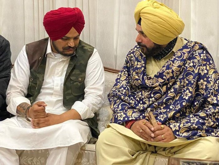 मूसेवाला यांनी गेल्या वर्षी पंजाब विधानसभा निवडणुकीपूर्वी काँग्रेसमध्ये प्रवेश केला होता. नवज्योतसिंग सिद्धू, जे पंजाब काँग्रेसचे प्रमुख होते, त्यांनी मूसेवाला यांच्या काँग्रेसमध्ये समावेशादरम्यान त्यांनी त्यांना आताच्या युवा पिढीचं प्रतीक आणि आंतरराष्ट्रीय व्यक्तिमत्व म्हणून संबोधलं होतं. (Photo credit : Twitter/ Navjot Singh Sidhu)