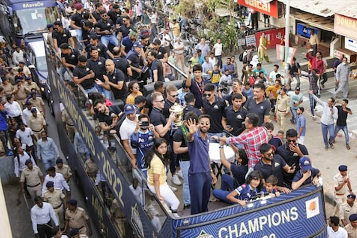 IPL 2022 : गुजरात टायटन्सचं विजयी सेलिब्रेशन, खुल्या बसमधून अहमदाबादचा प्रवास, VIDEO