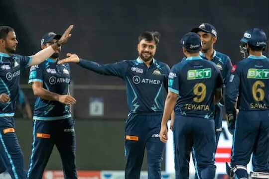 IPL 2022 : 57 मॅचनंतर 'प्ले ऑफ' ची पहिली टीम ठरली, आता तीन जागांसाठी 8 जणांमध्ये जोरदार चुरस