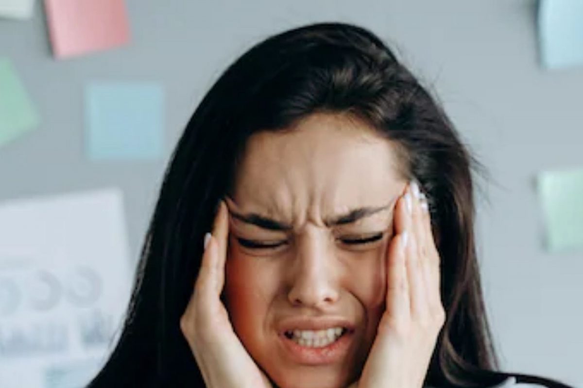 तुमच्या वैयक्तिक गोष्टी सगळ्यांसोबत शेअर करू नका- तुमच्या वैयक्तिक गोष्टी फक्त तुमच्या खास लोकांशी शेअर करा. लक्षात ठेवा, प्रत्येकजण चांगला असू शकत नाही. तुमच्या बोलण्यातून तुमची कमजोरी शोधून तुमच्या वैयक्तिक गोष्टी इतरांशी शेअर करून समोरची व्यक्ती तुमची खिल्ली उडवू शकते.