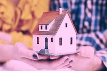 महिला उपसरपचांनी पदाचा गैरवापर केल्याचा आरोप, परिवारात केली तीन घरकुले मंजूर