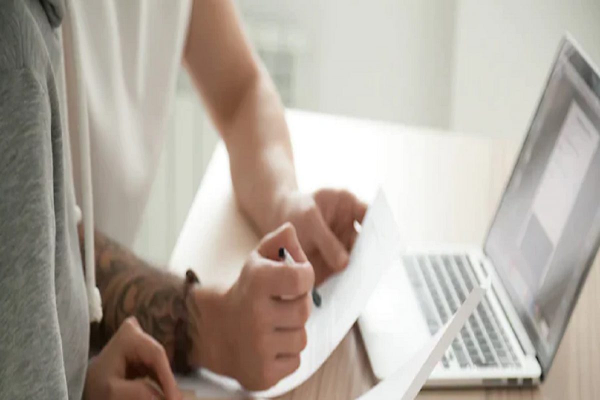 Loan Guarantor: एखाद्याच्या कर्जाला जामीनदार होण्याआधी 'या' गोष्टी समजून घ्या; भविष्यात पश्चातापाची वेळ नाही येणार