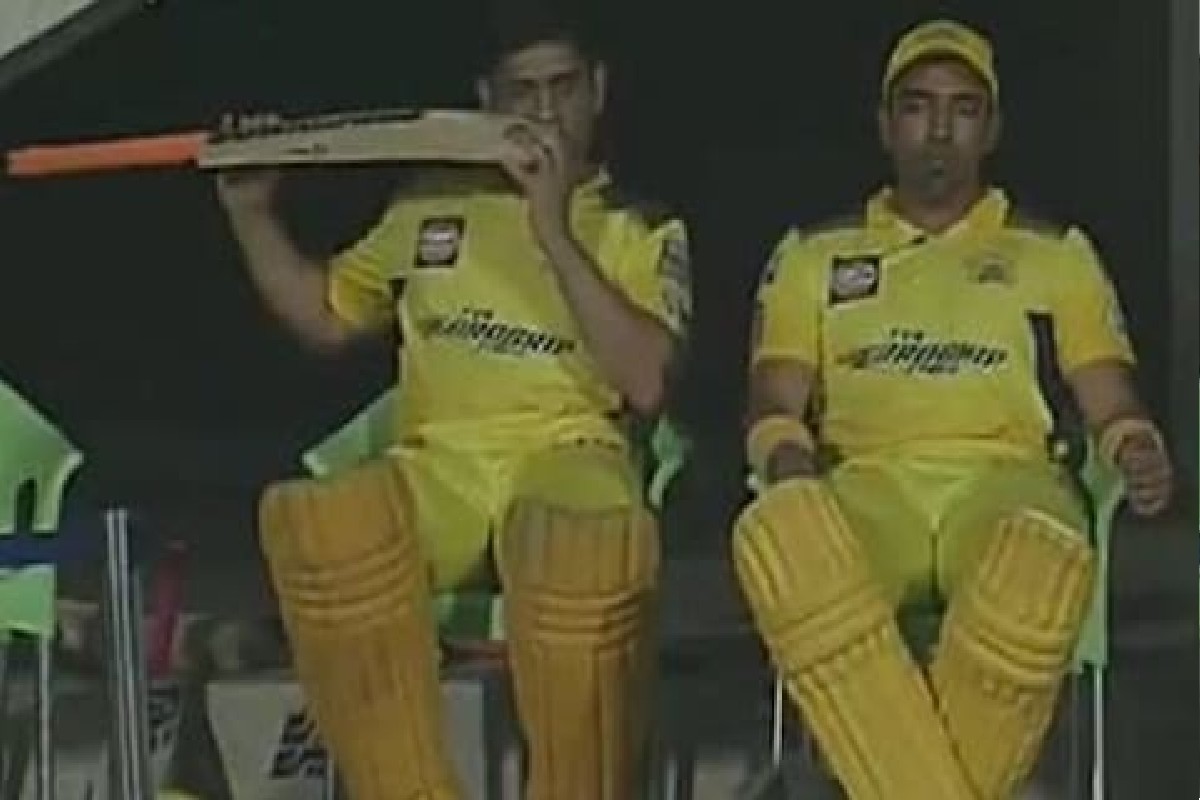 IPL 2022 : मैदानात येण्यापूर्वी धोनी बॅट का खातो? जुन्या सहकाऱ्यानं केला खुलासा