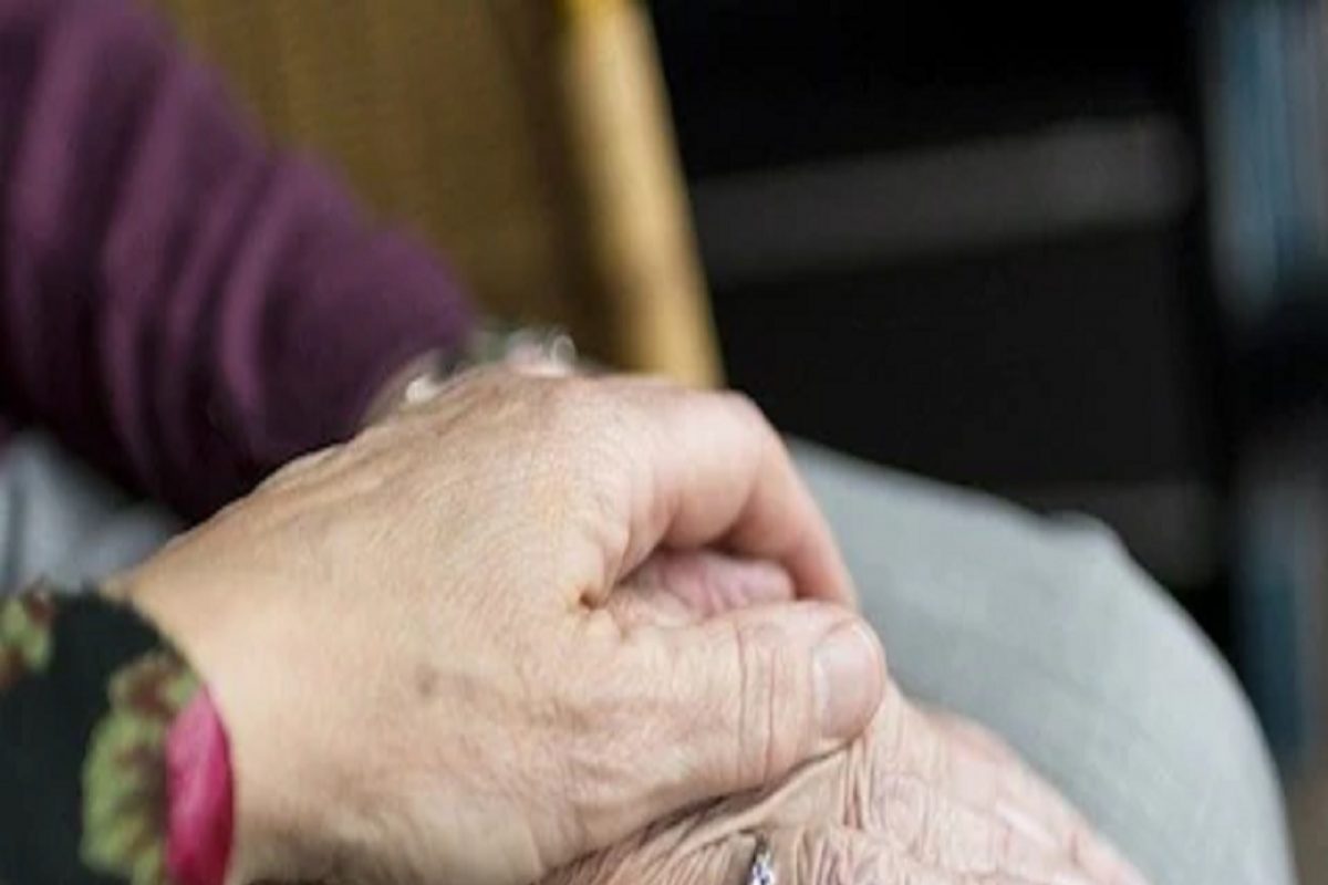 Mothers Day 2022: आईसाठी 'मदर्स डे'निमित्त खास फायनान्शियल गिफ्ट; भविष्यासाठी गरजांसाठी द्या आर्थिक आधार