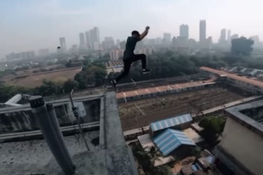 VIDEO : स्टंटसाठी तरुणाने मुंबईतल्या गगनचुंबी इमारतीवरून मारली उडी; धक्कादायक शेवट
