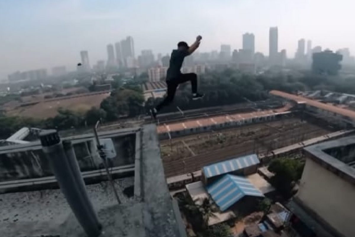 VIDEO : स्टंटसाठी तरुणाने मुंबईतल्या गगनचुंबी इमारतीवरून मारली उडी; धक्कादायक शेवट