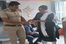पोलीस अधिकाऱ्याला शिक्षिकेनं दिले 1100 रूपये! भावुक प्रसंगाचा VIDEO VIRAL पोलीस अधिकाऱ्याला शिक्षिकेनं दिले 1100 रूपये! भावुक प्रसंगाचा VIDEO VIRAL